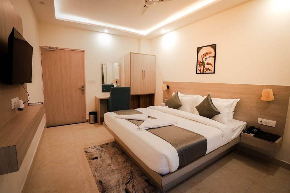 Deluxe Room with king bed, dresser and wardrobe at Alpine Retreat hotel, Tapovan, Rishikesh